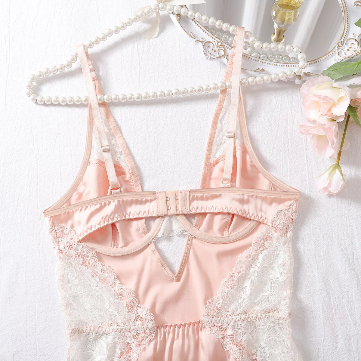 Derin V Yaka Saten Gecelik Dantel Detaylı, Yırtmaçlı ve Sırt Dekolteli Seksi Mini Elbise 42492