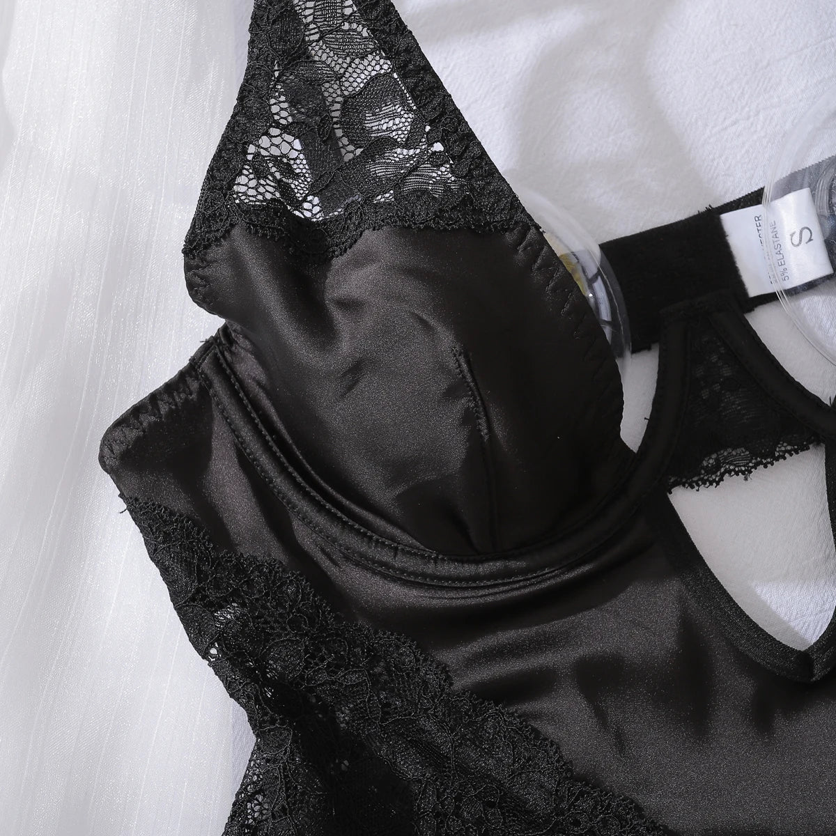 Derin V Yaka Saten Gecelik Dantel Detaylı, Yırtmaçlı ve Sırt Dekolteli Seksi Mini Elbise 42492